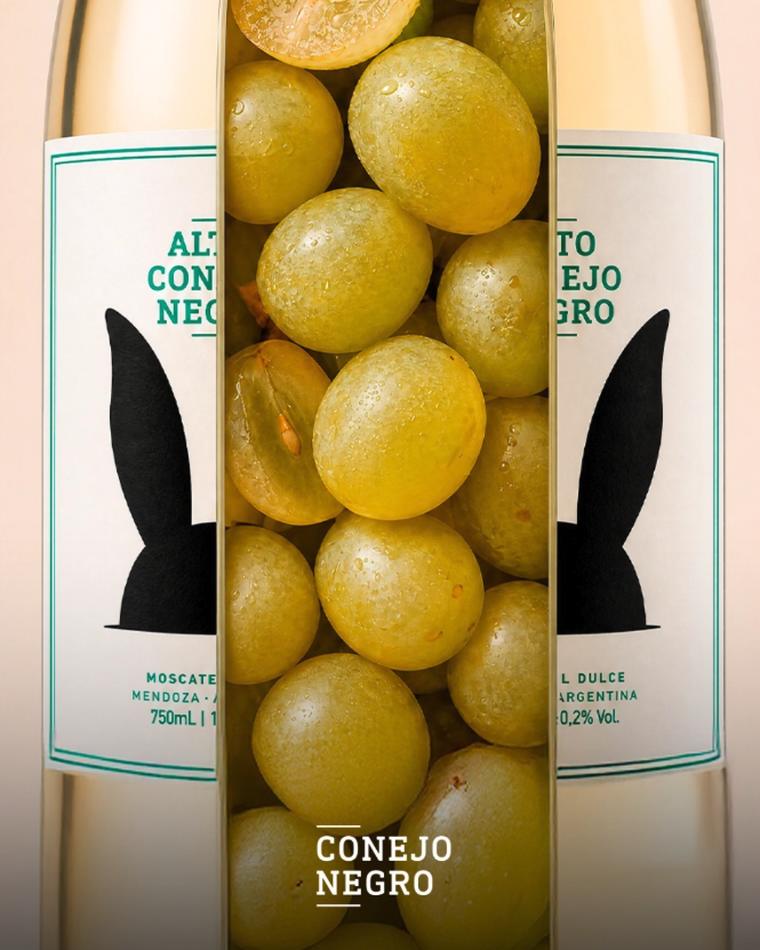 Dos botellas de Alto Conejo Negro Moscatel Dulce entre limones