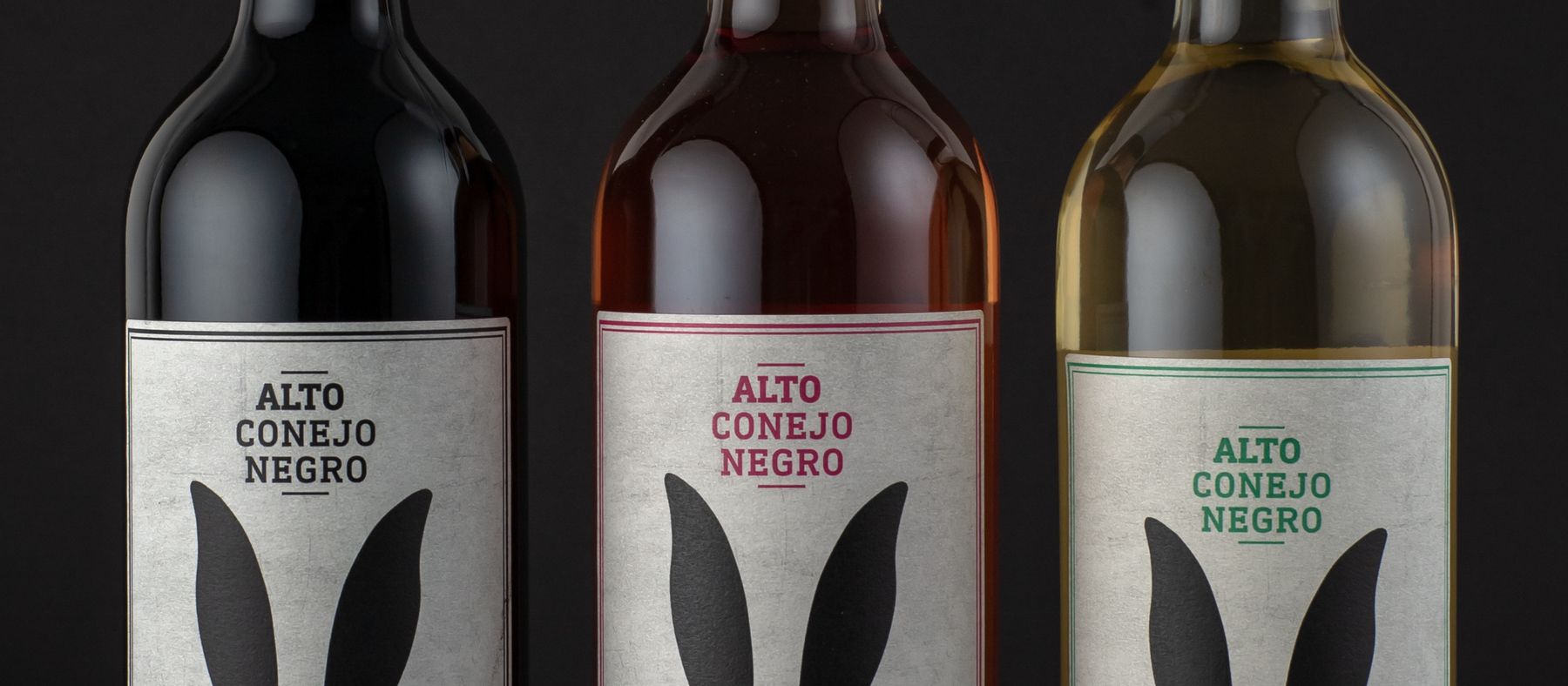 Las tres etiquetas de Alto Conejo Negro sobre fondo negro